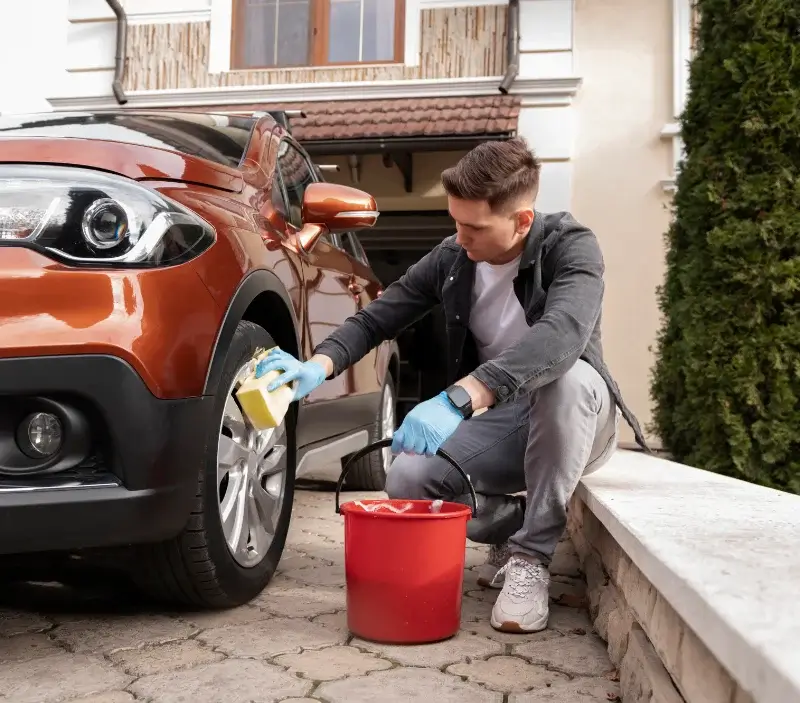 Lavage auto à domicile Ignaux : professionnel intervenant sur un véhicule
